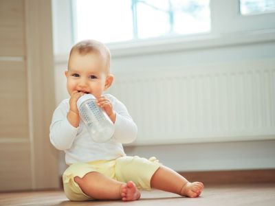 Γιατί τα μωρά μέχρι έξι μηνών δεν κάνει να πίνουν νερό