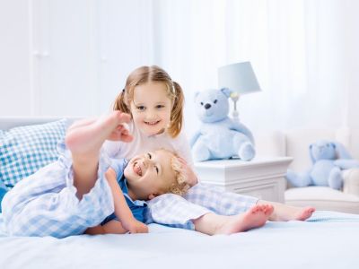 Κοινό παιδικό δωμάτιο: Πώς να συνδυάσετε τα κρεβάτια (vid)