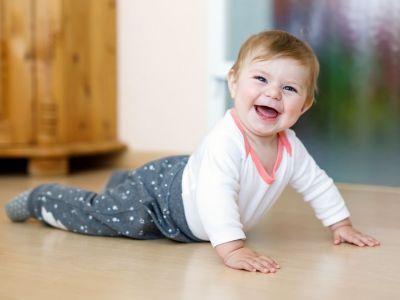 Παιδί και ανάπτυξη: Τα «βήματα» που κάνει ένα παιδί πριν περπατήσει