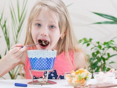 Κι όμως ένα φρούτο μπορεί να καταναλωθεί με πολλούς και νόστιμους τρόπους (vid)