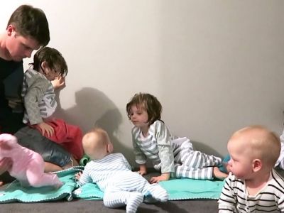 Σούπερ μπαμπάς! Ντύνει ταυτόχρονα τα έξι του παιδιά για ύπνο (vid)