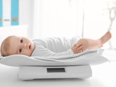 Βάρος μωρού: Τι είναι φυσιολογικό και τι πρέπει να προσέξετε