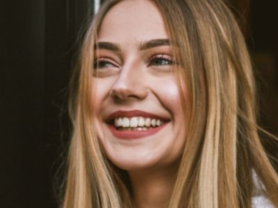 Αυτές είναι οι τροφές που θα σου χαρίσουν λευκά δόντια