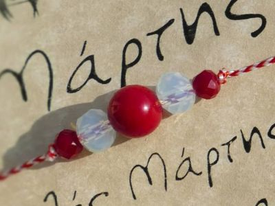 «Μάρτης»: Γιατί φοράμε το άσπρο – κόκκινο βραχιολάκι και πώς να το φτιάξετε (vid & pics)