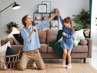 Παιχνίδι στο σπίτι: Απίθανες ιδέες για μικρά και μεγάλα παιδιά (vid)