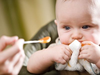 Τάισμα μωρού με κουτάλι: Τι πρέπει να γνωρίζετε