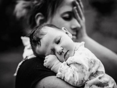 Μπαμπάς αποτύπωσε το μοναδικό δέσιμο της γυναίκας του με τη νεογέννητη κόρη του σε φωτογραφίες