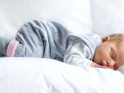 Νυχτερινή εφίδρωση στα μωρά: Αιτίες και πώς μπορείτε να την αντιμετωπίσετε