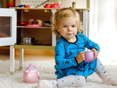 Παιδί 1 έτους - 18 μηνών: Οι δραστηριότητες και τα παιχνίδια που βοηθούν την ανάπτυξη δεξιοτήτων του