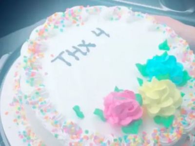 'Εφηβη πήγε στη μαμά της μια τούρτα όχι όμως για τα γενέθλιά της - Δείτε το σημαντικό λόγο (pics)