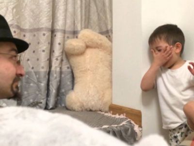 Αυτό που κρατά ο μπαμπάς του κάνει τον πιτσιρικά να κλαίει ασταμάτητα (vid)