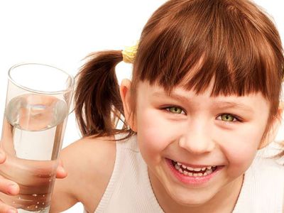 Πόσο νερό πρέπει να πίνουν καθημερινά τα παιδιά; (vid)