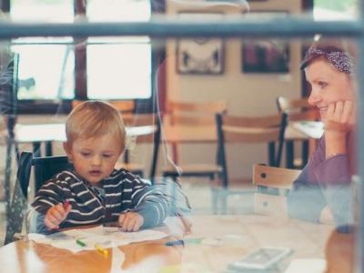 Ένας μπαμπάς μας δείχνει την ομορφιά της μητρότητας