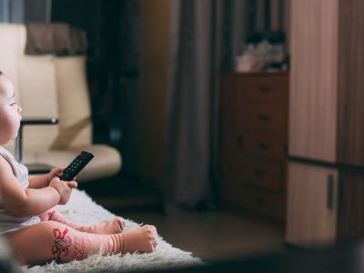 Μωρό και τηλεόραση: 2+1 ερωτήσεις που πρέπει να απαντηθούν