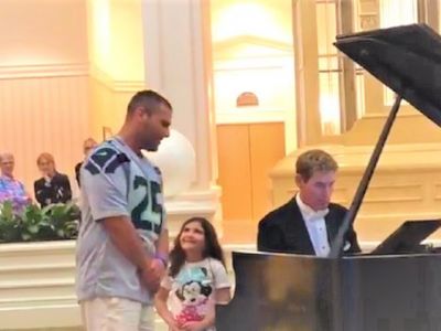 Τραγούδησε το «Ave Maria» για χάρη της κόρης του και έγινε viral (vid)