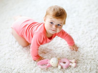 Πότε μπουσουλάνε τα μωρά – Πώς μπορείτε να τα βοηθήσετε να ξεκινήσουν