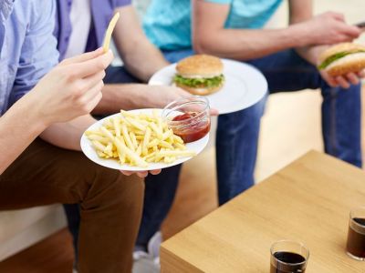 Οι αρνητικές συνέπειες του πρόχειρου φαγητού στους εφήβους