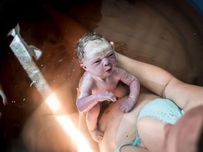 Φωτογράφος μας δείχνει τις ωραιότερες φωτογραφίες γέννησης που απαθανάτισε με τον φακό της (pics)