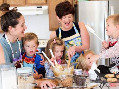 Η οικογένεια μαγειρεύει: Μαμά μοιράζεται μαζί μας όμορφες αναμνήσεις (pics)