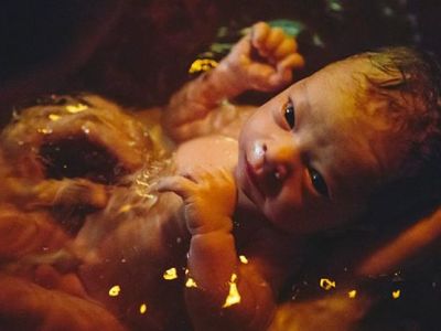 Γέννα στο νερό: Απίθανες φωτογραφίες με μωράκια που γεννιούνται σε πισίνες (pics)