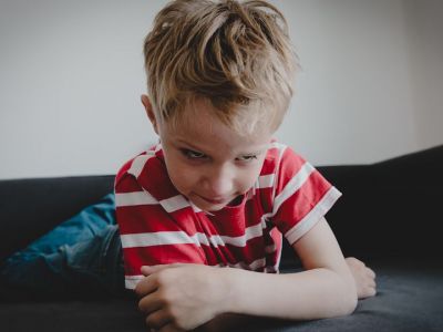 Πώς μπορείτε να σταματήσετε ένα παιδί να χτυπάει ή να κλοτσάει;
