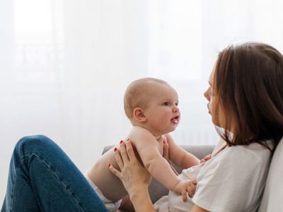 Οι πρώτες λέξεις του μωρού: 6 tips για να ενθαρρύνετε να τις πει (vid)