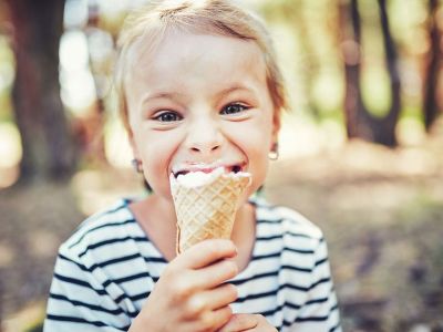 Πρέπει να πιέζουμε τα παιδιά μας να τρώνε ή όχι; (vid)