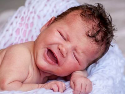 Τα σημαντικά πράγματα που προσπαθεί να σας πει ένα μωρό και πώς να τα καταλάβετε