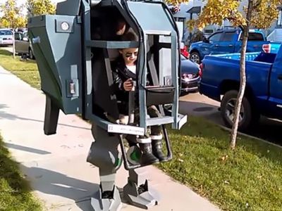 Δημιουργικός μπαμπάς κατασκεύασε μια απίστευτη στολή για την κόρη του