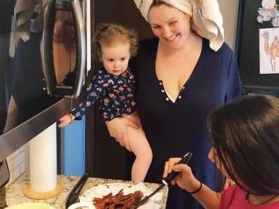 Μαμά μαθαίνει στην κόρη της να μαγειρεύει – Φτιάξτε και εσείς γευστικό quiche με σπανάκι (pic & vid)