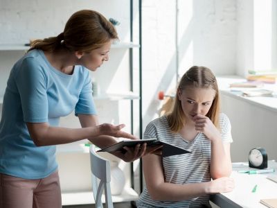 Προετοιμασία των γονιών για τις εξετάσεις των παιδιών: Πώς να καταπολεμήσετε το άγχος σας (vid)