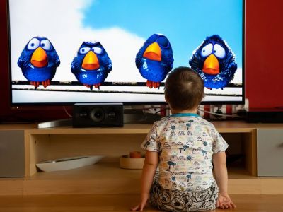 Πόση τηλεόραση να βλέπουν τα παιδιά την ημέρα και πώς αυτό σχετίζεται με τον αυτισμό;