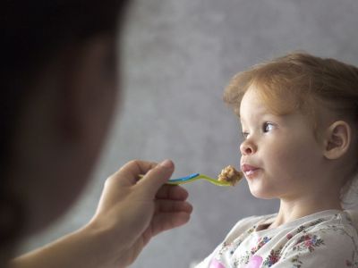 Πρέπει να πιέζουμε τα παιδιά μας να φάνε ή όχι; (vid)
