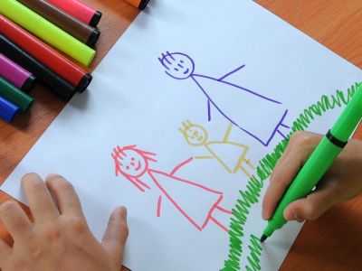 Τα παιδιά μαθαίνουν να ζωγραφίζουν την οικογένειά τους με αυτό τον εύκολο τρόπο (vid)