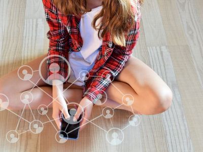 Τα μέσα κοινωνικής δικτύωσης επηρεάζουν και με ποιο τρόπο την ευτυχία των νέων;
