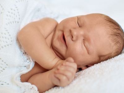 Γιατί τα μωρά γελούν στον ύπνο τους;