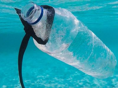 Αυτός ο 17χρονος εντυπωσιάζει καθαρίζοντας τον βυθό στις παραλίες της Αττικής