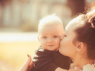 Πώς η αγκαλιά μπορεί να κάνει το μωρό να νιώσει ασφαλές και χαρούμενο (vid)