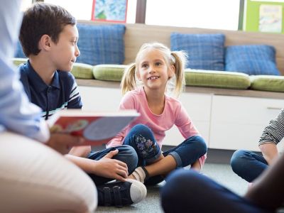 Αφήγηση παραμυθιών & έκθεση ζωγραφικής στο θέατρο Ρετρό, στο κεντρό της Αθήνας