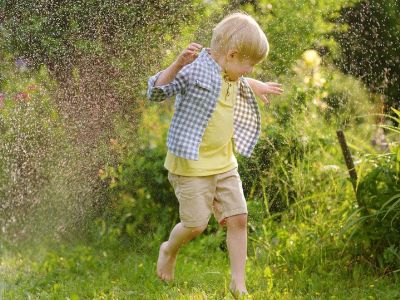 Το πιο διασκεδαστικό-καλοκαιρινό παιχνίδι για παιδιά που μένουν στο σπίτι είναι αυτό (vid)