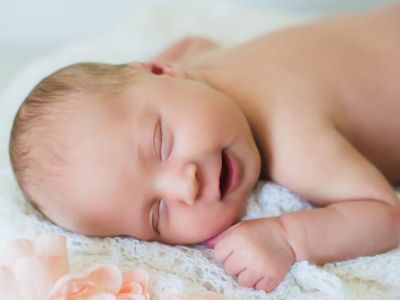 Γιατί τα μωρά χαμογελούν στον ύπνο τους;  (vid)