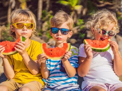 Τροφές που θα κρατήσουν το παιδί σας ενυδατωμένο τους καλοκαιρινούς μήνες (vid)