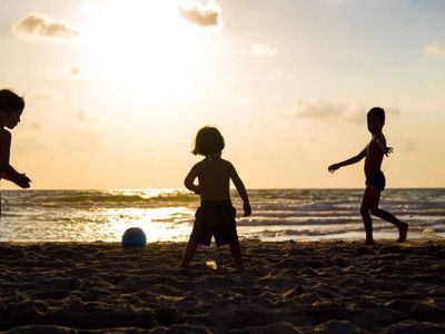 Τρία παιχνίδια για να διασκεδάσεις με τα παιδιά στην παραλία