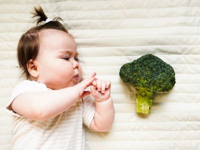 Εφτά στερεές τροφές για το μωρό πριν κλείσει το πρώτο έτος (vid)