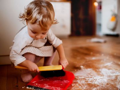 Κάντε τις δουλειές του σπιτιού παιχνίδι ανάλογα με την ηλικία του παιδιού σας (pics)
