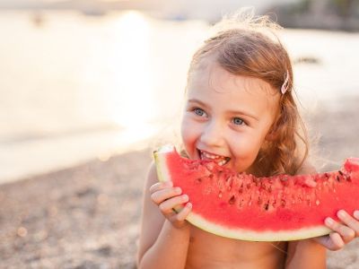 Ποιες τροφές δίνουν ενέργεια στα παιδιά το καλοκαίρι (vid + pics)