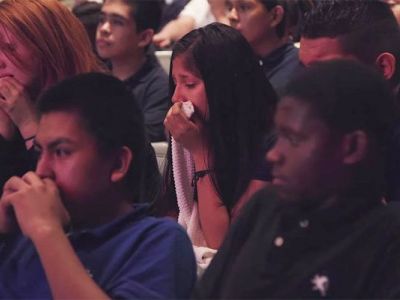 Μια απλή ιστορία για την αγάπη της μάνας έκανε όλους τους μαθητές του γυμνασίου να κλαίνε (vid)