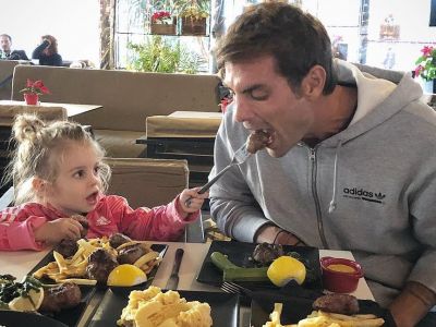 Ο Στέλιος Χανταμπάκης μας δείχνει πώς ζητούν οι κόρες κάτι από τους μπαμπάδες (vid)