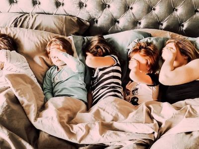 Ο λόγος για τον οποίο το παιδί σου έρχεται στο δικό σου κρεβάτι το βράδυ