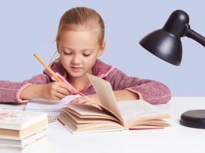 Προκαλούν τα προβλήματα λόγου και ομιλίας των μικρών παιδιών μαθησιακές δυσκολίες; (vid)